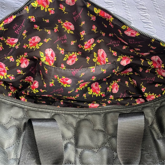 Betsey Johnson: Weekender Duffel Bag Faux Leather White & Black Quilted Hearts - Picture 5 of 8
